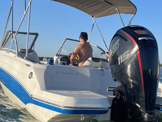 Barco Stingray Deck de 19 pies en alquiler en la playa de Madeira