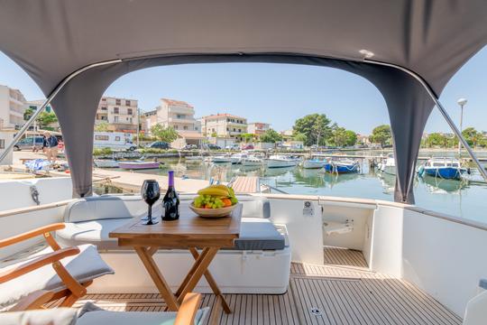 Enjoy a special day on Antares 40 Flybridge