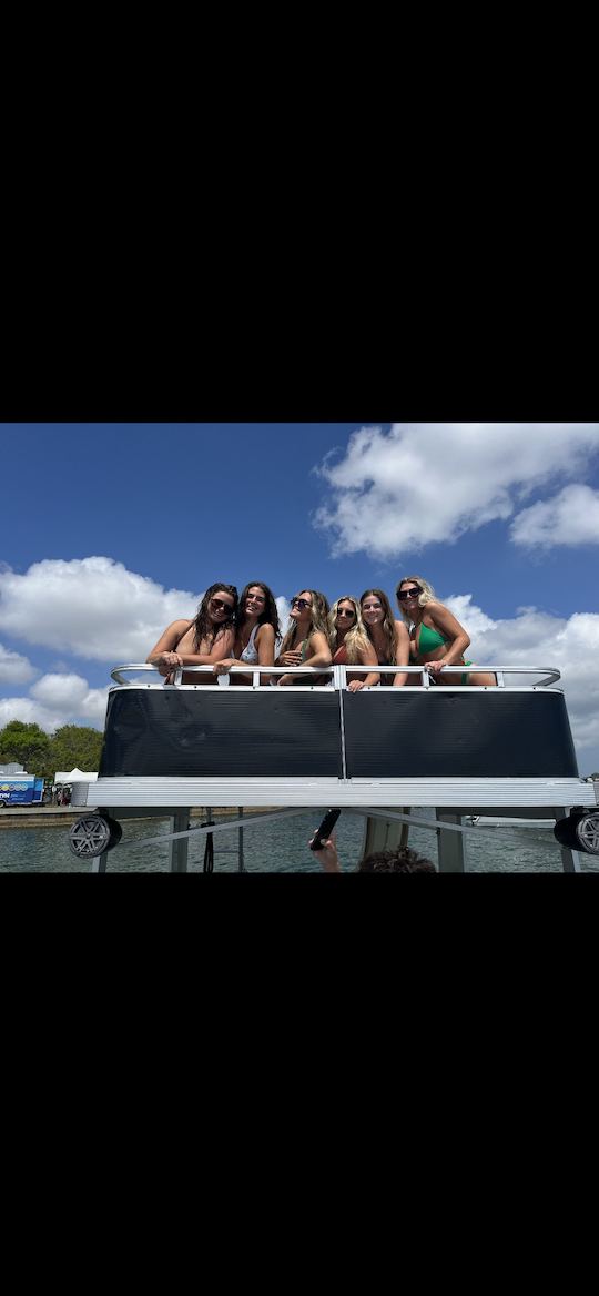 Barco de festa de dois andares com toboágua na Praia da Madeira!