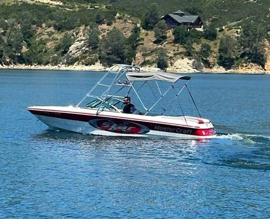 ¡Lleno de combustible y esperando en el agua en el lago Nacimiento! MasterCraft X-Star de 20 pies 