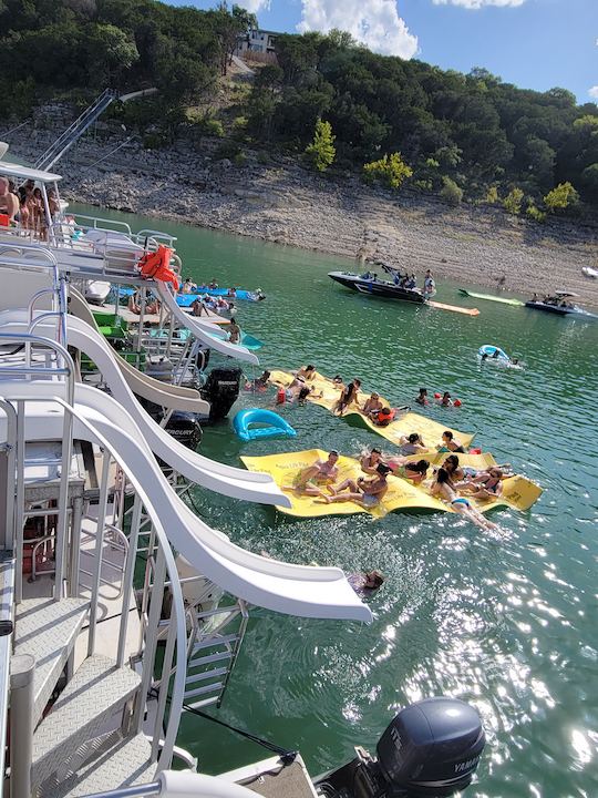 Sumérjase en la diversión: barco de fiesta de dos pisos en el lago Travis en Austin, TX