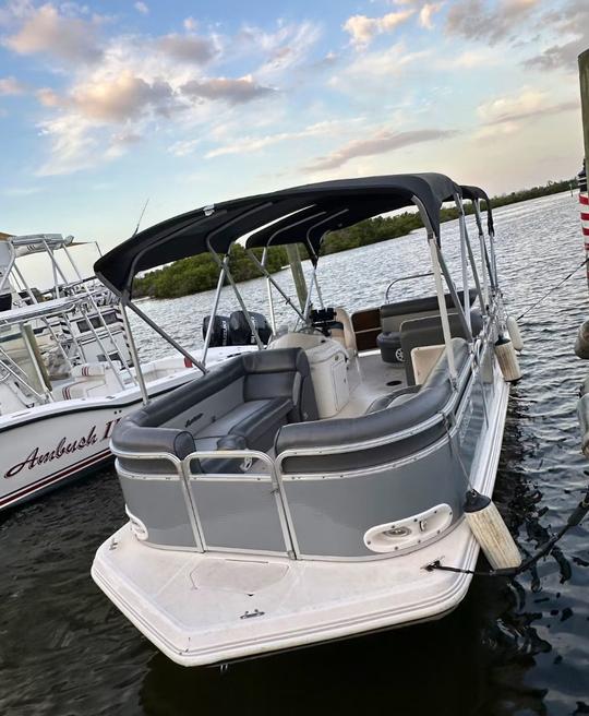 Disfrute del día a bordo de un pontón para huracanes de 22 pies, en Captiva, FL