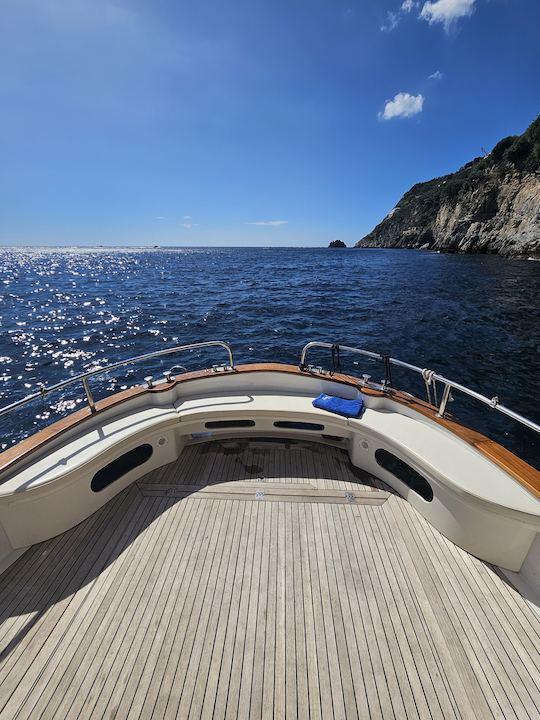 Disfruta de la costa de Amalfi en un barco privado