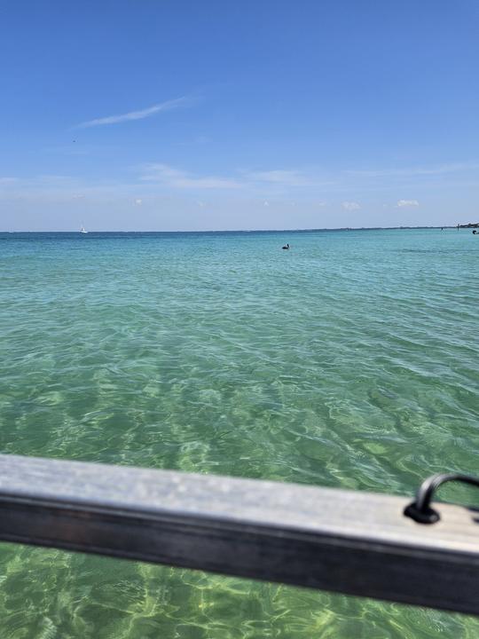 Visite d'île en île ou restaurant ou détente au bar de sable avec un capitaine figurant sur la liste approuvée