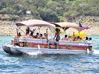 Pontón para fiesta temática de*Tiki* en el lago Travis