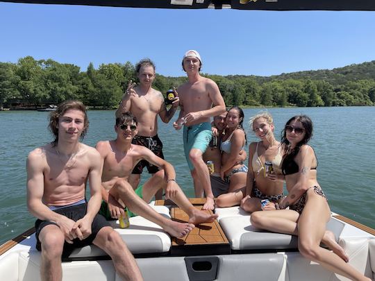 LOCATION DE WAKE-SURF - Bateau de Wake Surf ATX pouvant accueillir jusqu'à 8 personnes sur le LAC AUSTIN