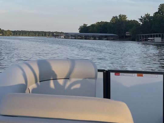 Naviguez sur le Grand Lake à bord d'un bateau Crest Tritoon 2022