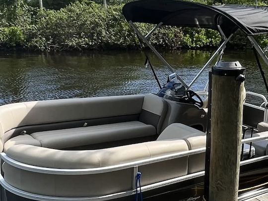 Novo barco flutuante de 18 pés disponível para você explorar a bela Sacramento 