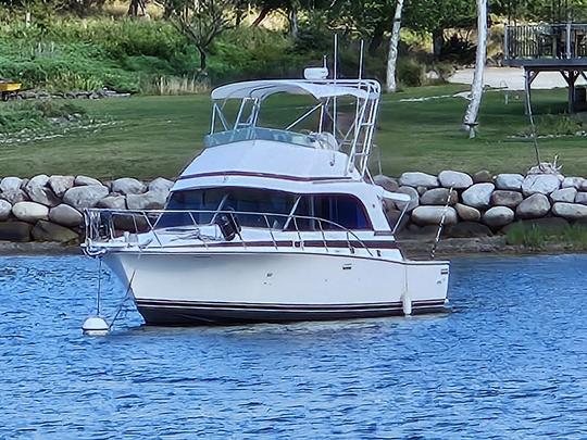 33ft Flybridge Cruiser with Captain in Halifax