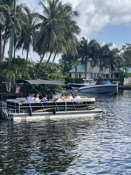 Comfortable and spacious Bentley 240 Cruise 28ft Pontoon in Fort Lauderdale