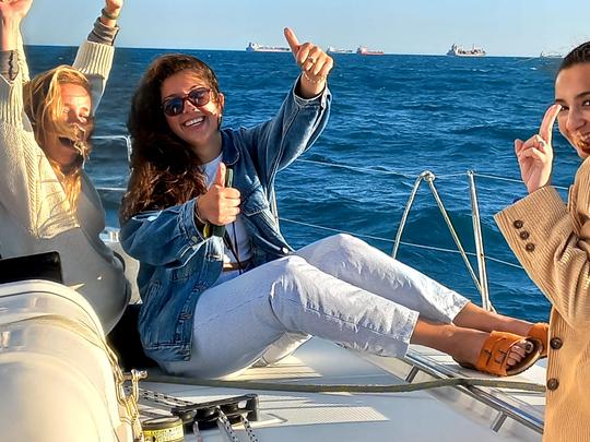 Cruzeiro à vela compartilhado de luxo ao pôr do sol em Barcelona com bebidas e lanches incluídos