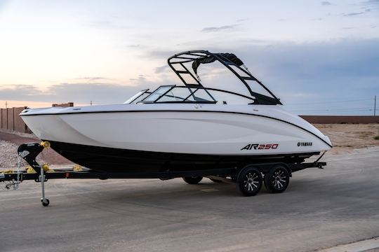 El moderno y emocionante barco Yamaha AR250 está disponible en Lake Havasu City & Needles