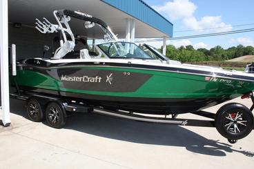 Barco de surf Mastercraft de 23 pies con capitán a bordo de Percy Priest (Nashville)