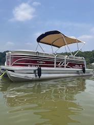 Pontão Sun Tracker 2023 com barra de reboque de esqui no Lago Wylie