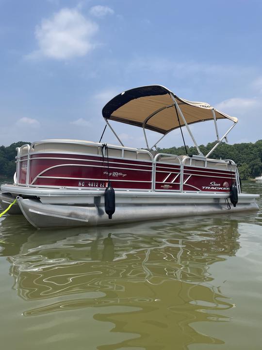 Pontón Sun Tracker 2023 con barra de remolque para esquís en el lago Wylie