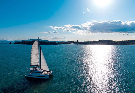 Fique em um catamarã à vela de 40 pés. Belo pôr do sol e nascer do sol em uma atmosfera luxuosa.