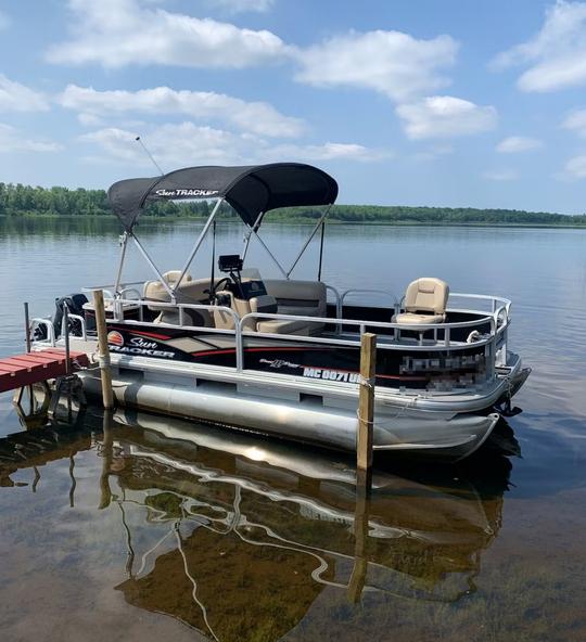 Pontão Sun Tracker Bass Buggy de 18 pés no lago francês!