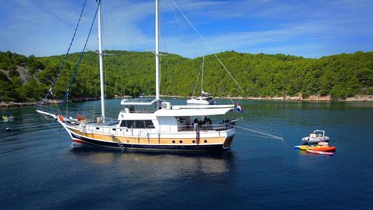 Cruzeiros tripulados de luxo na Croácia, Gulet Sirena, 28 m, 5 cabines, capacidade para 10 hóspedes