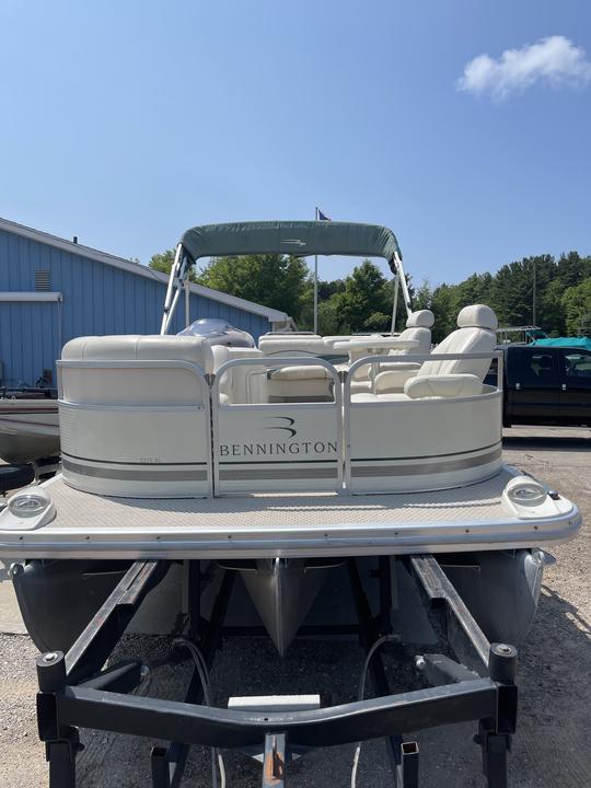 Bennington Triton de 22 pés para 14 pessoas em Glen Lake! Entrega gratuita!