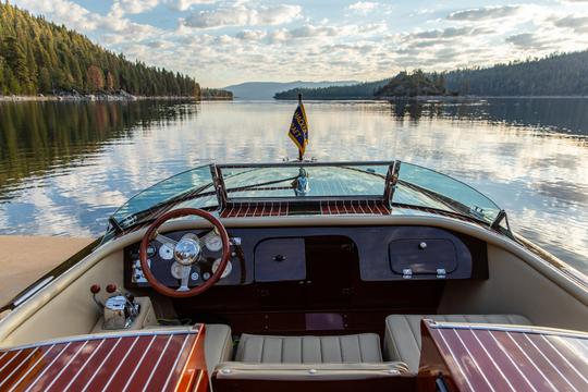 Amanecer en el lago Tahoe a bordo de nuestro barco de madera Hacker-Craft de 34 pies