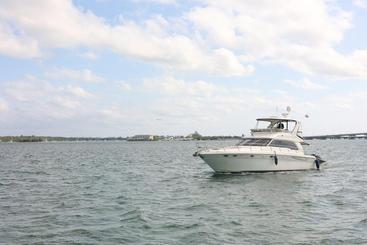 Sea Ray Flybridge Predator de 55 pies | Yate de lujo en Miami