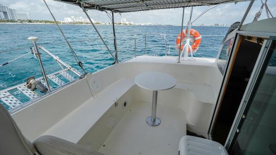 Navegue com estilo: aluguel de catamarã privado de 37 pés em Cancún para até 25 convidados