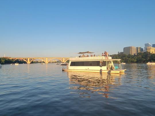 Faites la fête sur un catamaran à moteur de 42 pieds à Washington, D.C. pouvant accueillir jusqu'à 15 personnes