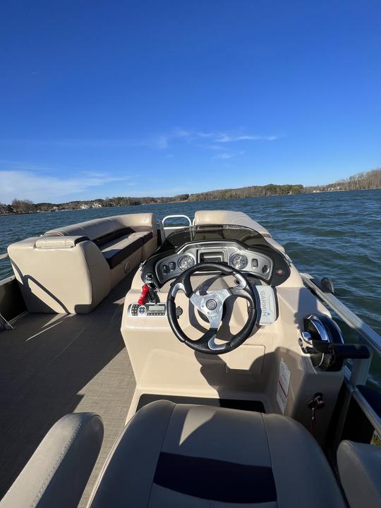 2019 26' Suntracker Pontoon Party Barge Lake Norman