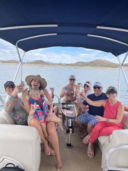 Location de bateau pour fêtes privées avec capitaine sur Lake Pleasant ! Nous sommes spécialisés dans le divertissement !