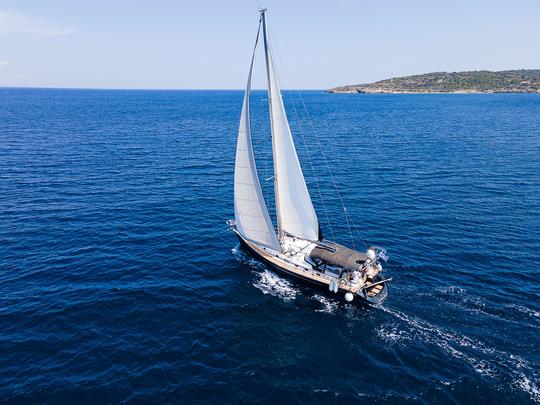 Private luxury sailing cruises in Athens