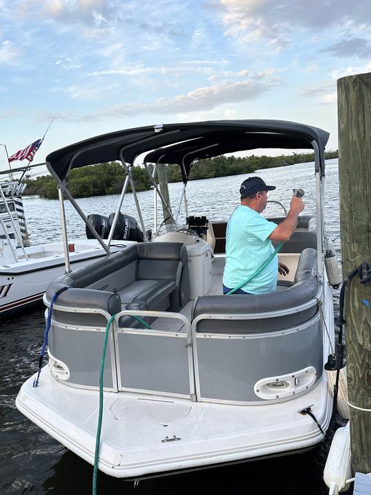 Reserve o espaçoso Hurricane Pontoon de 22 pés em Bokeelia, Flórida