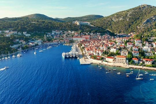 Excursão particular de lancha pela Ilha Hvar e Ilhas Pakleni saindo de Split