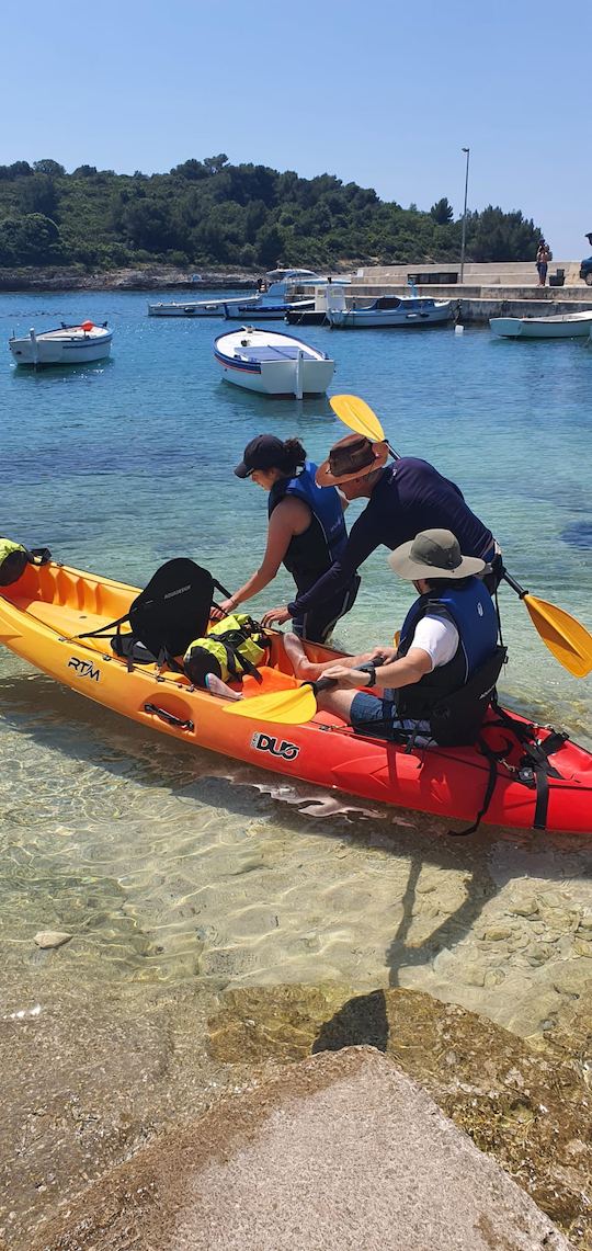 Parc naturel de Kamenjak : excursion en kayak avec plongée en apnée et exploration de grottes 