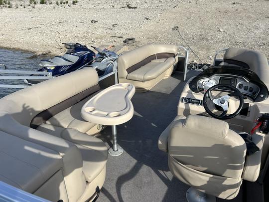 20ft Sun Tracker Party Barge Pontoon at Canyon Lake