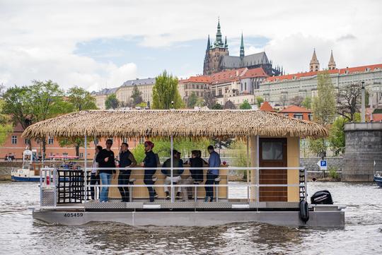 Prague Party Tiki Boat - El bar flotante