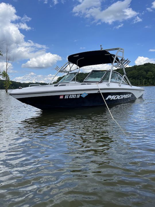 Bateau de ski MOOMBA Outback 2008 Wake Boat (ski, tube, genouillère et wakeboard)