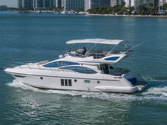 Desfrute de Miami em um iate a motor Azimut de 50 pés!