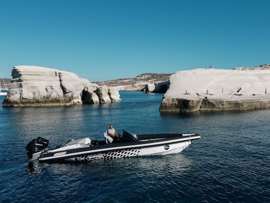 Tour de 2 horas al atardecer por la isla de Milos en Skipper 4x90 'Navigatus IV'