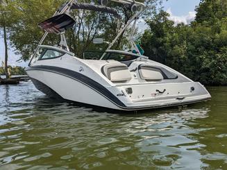 Jet boat Yamaha 212X sur le lac Minnetonka