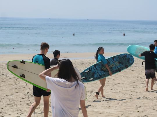 Leçon de surf d'une heure et location de planches de surf de deux heures