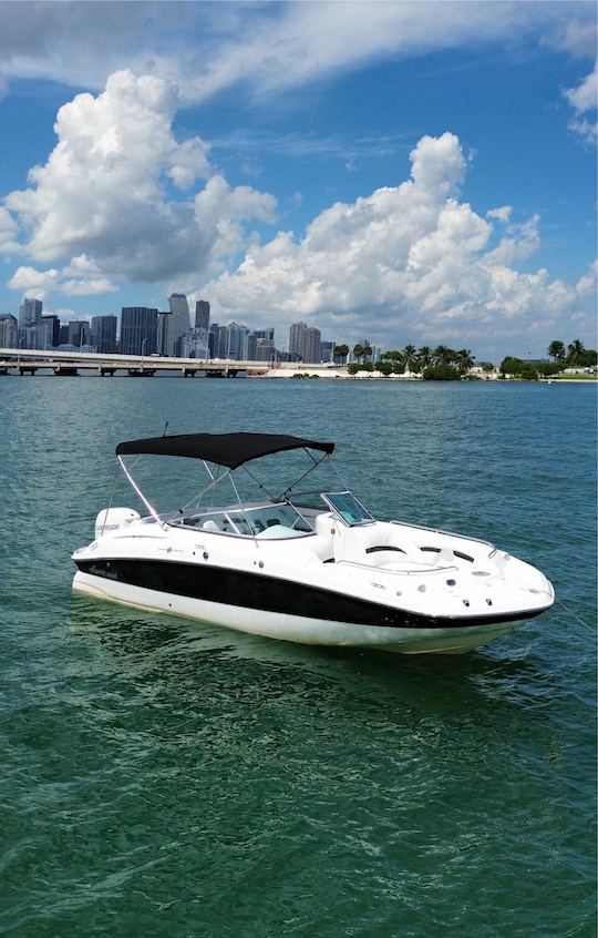 Belo barco Sundeck de 26 pés em Miami