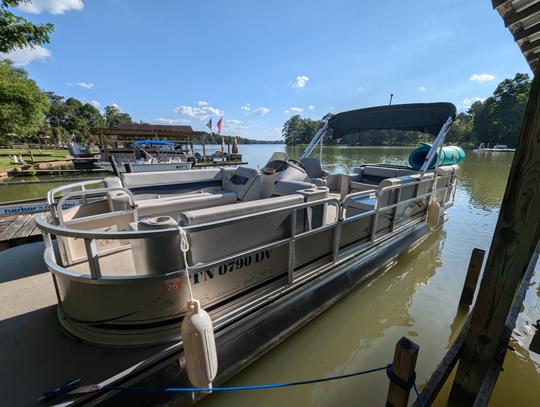 24ft Weeres Suntanner Pontoon - It's a good day for a boat day!