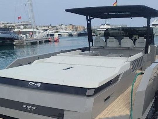 Aluguel de iates a motor De Antonio Ragnar D42 em Eivissa, Illes Balears