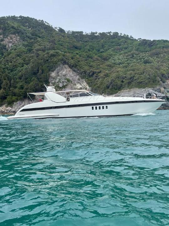 Mega yate Aquarius Mangusta 80 en Sardenha, Italia