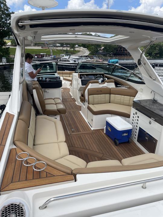 Sea Ray 2014 de 35 pies con USCG Master Captain, combustible no incluido