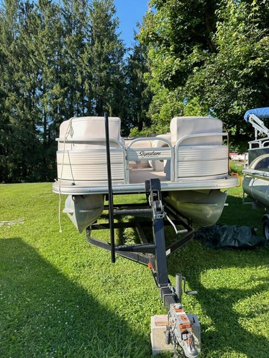 21 ft Sun Tracker Pontoon for Family Fun Time!