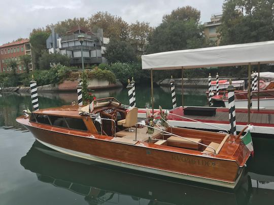 32' De Pellegrini Limousine Wooden Motor Boat Rental in Venezia, Italy