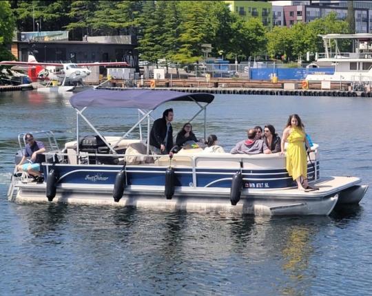 FUN PONTOON BOAT WITH INNER TUBE TOW BAR! $175 AN HOUR! BBQ