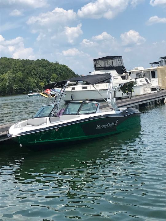 Barco de surf Mastercraft de 23 pies con capitán a bordo de Percy Priest (Nashville)