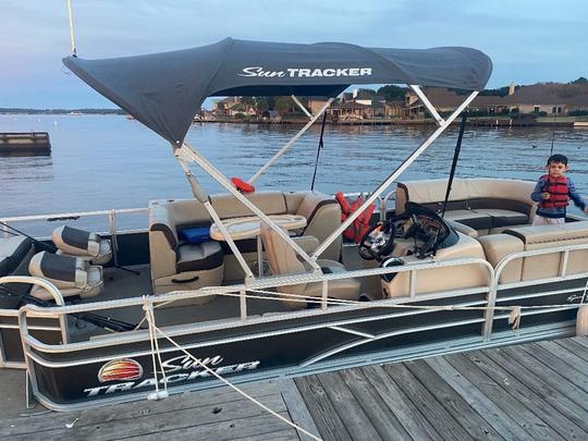 2018 Sun Tracker Pontoon For Rent, enjoy fishing, cruising and more!